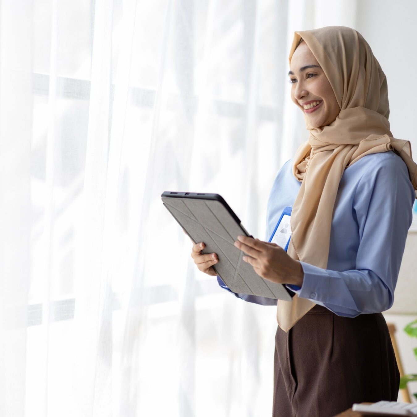 icf-credential-renewal-options A women works on an iPad to renew her icf credential